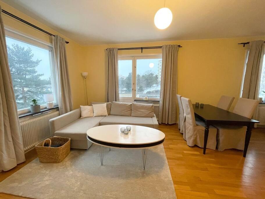 Trivsamma Lagenheter Med Fri Parkering Apartamento Estocolmo Exterior foto